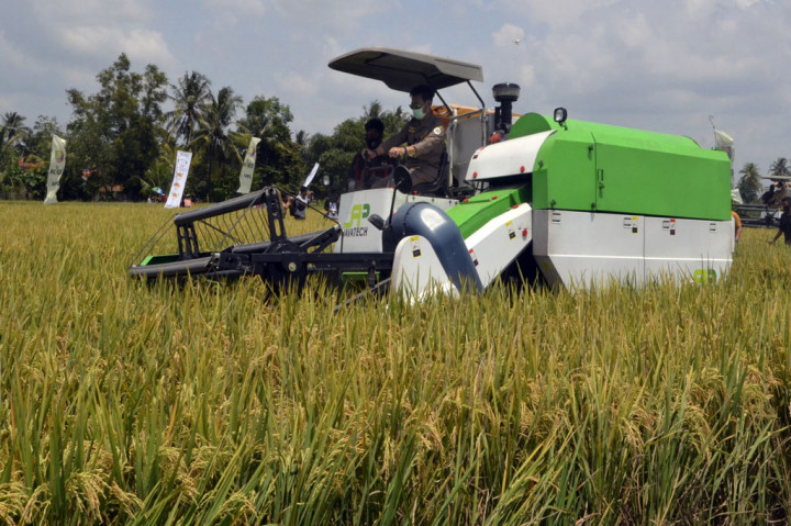 Saat panen raya, Mentan berkesempatan mencoba mengoperasikan mesin panen padi otomatis.