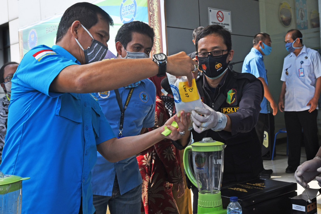 Aparat BNN Banten menangkap empat orang tersangka masing-masing MN, MI, SB, dan HR saat tiba di Bandara Soeta awal Oktober lalu karena kedapatan menyelundupkan 2,2 kilogram narkotika jenis sabu dari Medan yang disembunyikan dalam sepatu mereka.