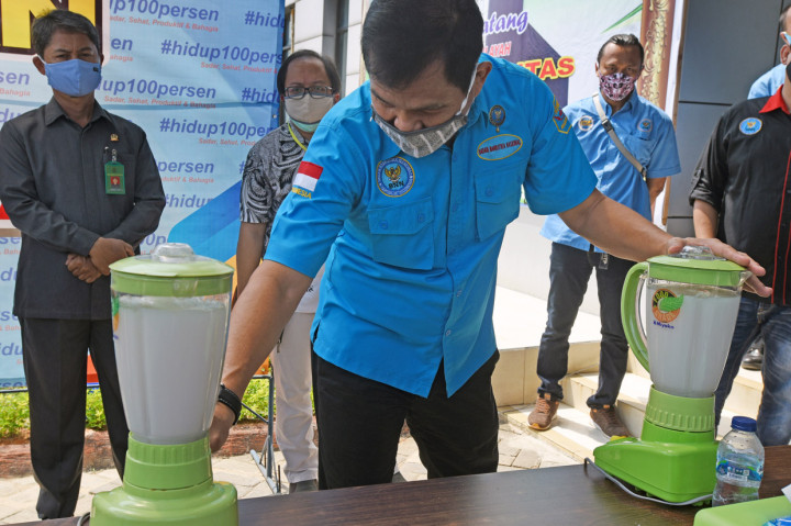 Kepala Badan Narkotika Nasional (BNN) Banten Hendri Marpaung (tengah) disaksikan staf, memblender narkotika jenis sabu selundupan untuk dimusnahkan, di Serang.