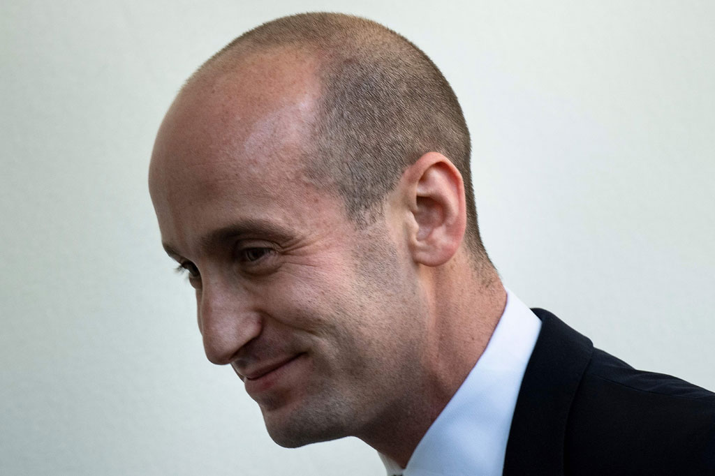 Penasihat senior Gedung Putih Stephen Miller dinyatakan positif covid-19 pada Selasa, 6 Oktober 2020 waktu setempat, sehingga menambah deretan sosok yang tertular di lingkaran dalam, sejak Presiden AS Donald Trump pekan lalu mengumumkan dirinya positif terkena korona.