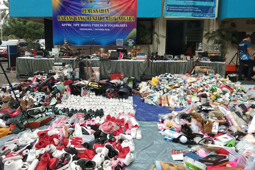 Kantor Pengawasan dan Pelayanan Bea dan Cukai Tipe Madya Pabean B (KPPBC TMP B) Bea Cukai Yogyakarta, memusnahkan barang impor tanpa dokumen, Rabu, 7 Oktober 2020.