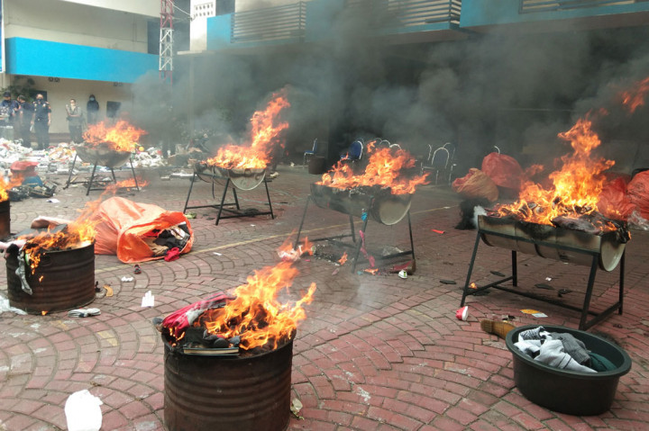 Hengky menambahkan, barang-barang yang dimusnahkan tersebut di antaranya komputer dan aksesoris, barang mainan, obat-obatan, makanan dan kosmetik, senjata tajam, kamera dan akasesoris, pakaian bekas, pakaian dan aksesoris, suku cadang kendaraan bermotor, suku cadang bekas, sex toys, dan lainnya.