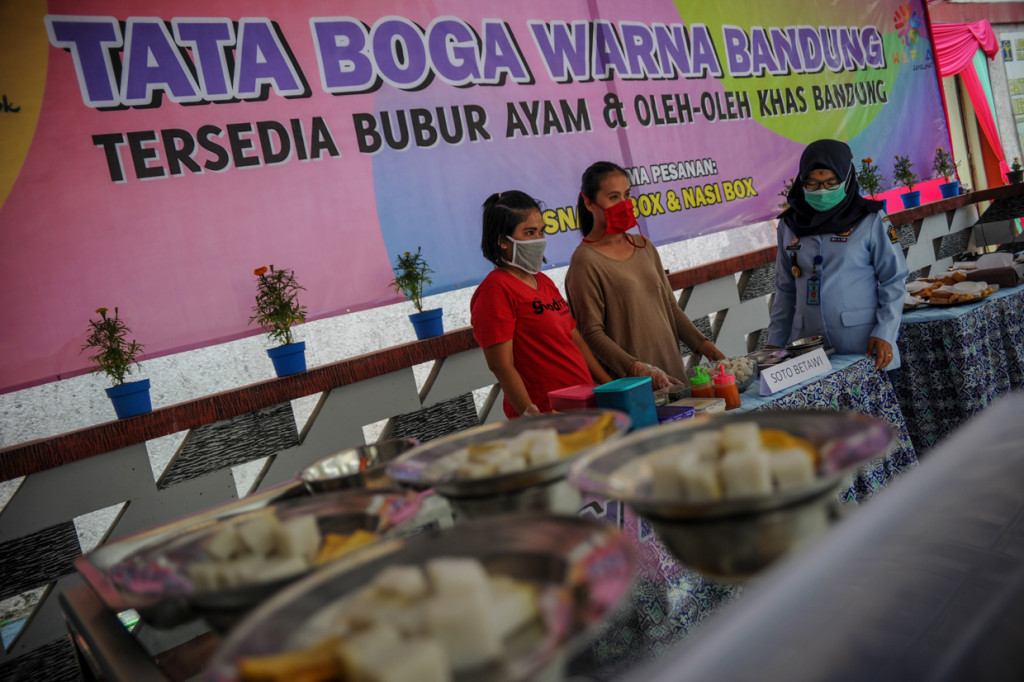 Lapas Perempuan Kelas II A Bandung menyediakan sarana asimilasi dan edukasi bagi warga binaan yang tengah menjalani masa asimilasi guna mengembangkan kreativitas serta bekal mandiri secara ekonomi setelah keluar dari lapas.
