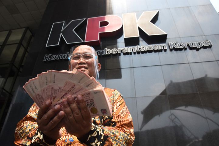 Menurut Boyamin uang sebanyak 100 ribu Dollar Singapura tersebut diberikan dari seorang kenalannya pasca MAKI melaporkan perkembangan kasus korupsi Djoko Tjandra ke KPK. 
