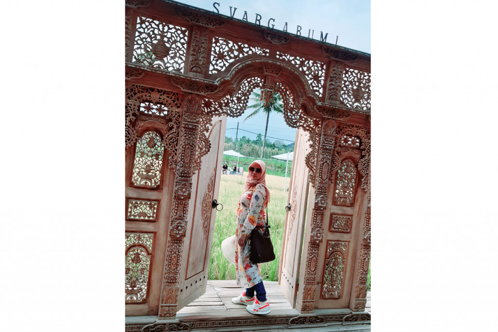 Pengunjung berpose di salah satu spot foto yang ada di SvargaBumi.