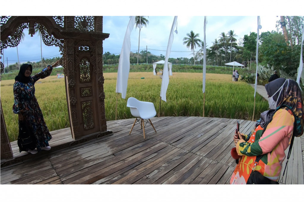 Yang menarik dari SvargaBumi adalah latar belakang yang memukau. Jika cuaca mendukung, kamu akan melihat puncak Candi Borobudur di arah utara. Mengarah ke selatan, ada Bukit Monoreh, dan pada pagi hari jika cuaca cerah, Gunung Merapi akan menyapa dirimu.