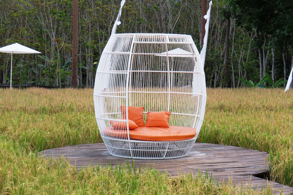 Dari area itu terdapat tiga zona yang terbagi di SvargaBumi.
