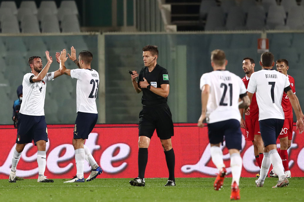 Italia langsung menekan sejak awal laga, dan berhasil memecah kebuntuan pada menit ke-18 lewat sundulan Bryan Cristante menyambut sepak pojok Giacomo Bonaventura.