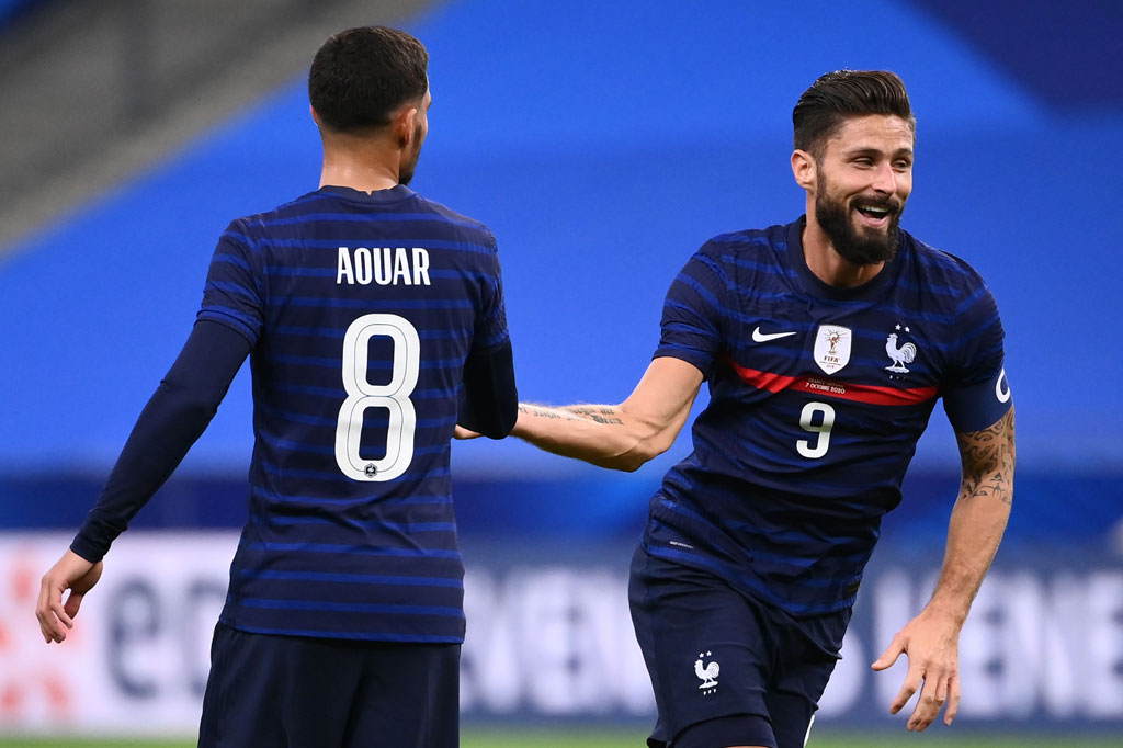 Didier Deschamps mempercayakan ban kapten kepada Giroud pada laga tersebut, dan penyerang Chelsea itu membalas kepercayaan manajernya dengan mencetak dua gol di babak pertama dengan tembakan melengkung pada menit ke-24 dan sundulan oportunis sepuluh menit kemudian.