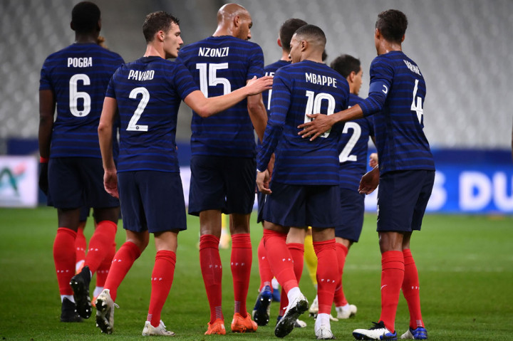 Gol bunuh diri pemain Ukraina Vitaliy Mykolenko membuat skor menjadi 4-0 untuk tuan rumah di babak pertama.