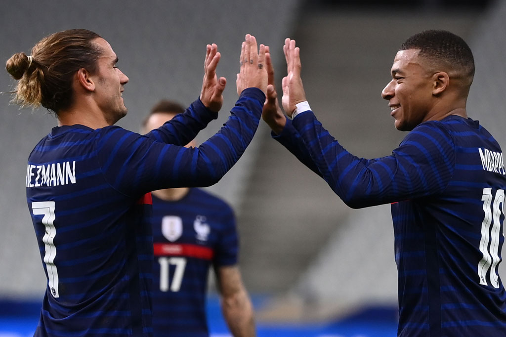 Bintang Paris Saint-Germain Kylian Mbappe mencatatkan namanya di papan skor pada menit ke-82 untuk membawa timnya unggul 6-1.