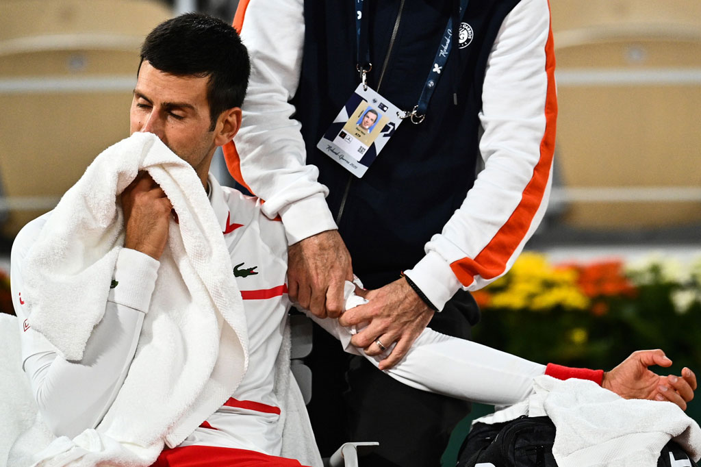 Unggulan teratas Djokovic sempat mendapat penanganan medis saat set pertama dengan mengenakan selotip peredam nyeri di belakang leher dan lengannya.