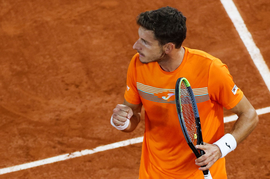 Carreno Busta, yang kalah di semifinal US Open dari Alexander Zverev dengan dua set langsung, mengambil keuntungan dari kondisi Djokovic untuk memenangi set pembuka.