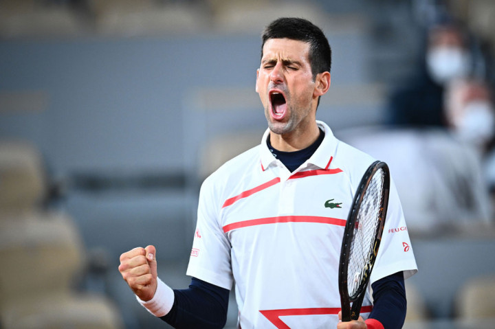 Djokovic tampak santai dan menyelamatkan break point di awal set kedua sebelum meningkatkan permainannya di momen penting untuk memenangi dua set berikutnya.