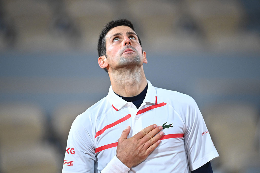 Di babak empat besar Roland Garros Djokovic akan bertemu petenis Yunani Stefanos Tsitsipas.