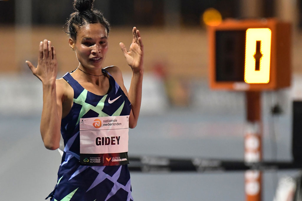 Rekor pertama diciptakan pelari Ethiopia Letesenbet Gidey pada nomor lari 5.000m putri.