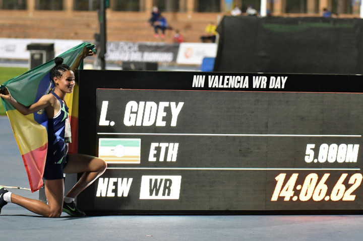 Gidey, 22, mencatatkan waktu 14 menit 6,62 detik atau empat detik lebih cepat dari rekor sebelumnya, 14:11,15, yang dicipitakan kompatriot Tirunesh Dibaba di Oslo pada 2008.