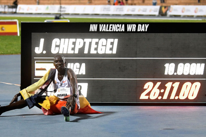 Cheptegei, 24, memecahkan rekor sebelumnya, 26:17:53 yang dibuat oleh pelari Ethiophia Kenenisa Bekele pada 2005.