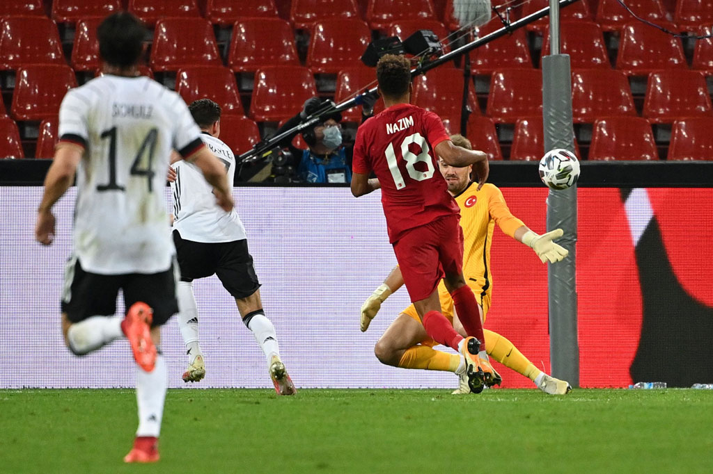 Menerima umpan dari pemain Chelsea Kai Havertz, Draxler menerobos ke dalam kotak dan dengan anggun menyambar bola melewati kiper Mert Gunok.