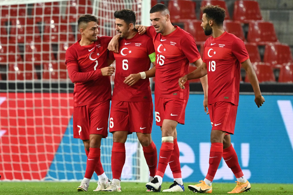 Lima menit memasuki babak kedua Turki berhasil menyamakan kedudukan lewat sepakan Ozan Tufan dari tepi area penalti.