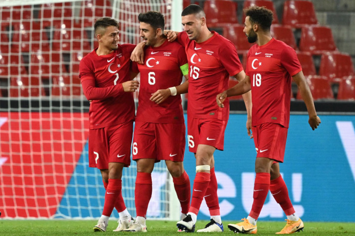 Lima menit memasuki babak kedua Turki berhasil menyamakan kedudukan lewat sepakan Ozan Tufan dari tepi area penalti.