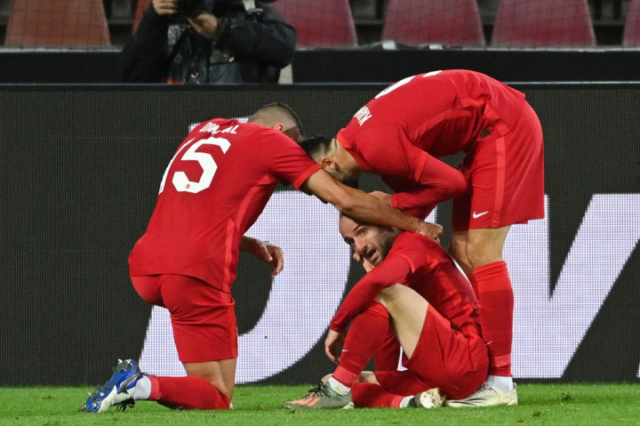 Namun debut impian Neuhaus berubah suram beberapa menit kemudian, setelah bola di kakinya direbut di depan gawang oleh Efecan Karaca, yang segera menyamakan skor lagi dari jarak dekat. Kedudukan menjadi 2-2.