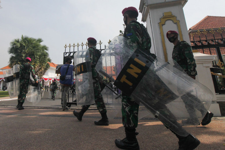 Sebanyak 4.263 personel gabungan dari TNI dan Polri diterjunkan untuk mengamankan unjuk rasa dari Gerakan Tolak Omnibus Law (Getol) Jawa Timur yang berlangsung di beberapa lokasi di Surabaya, Kamis, 8 Oktober 2020.
