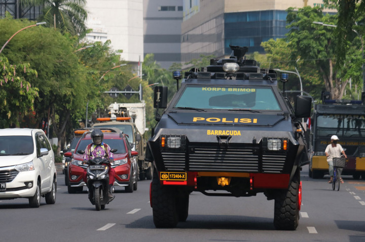 Kabagops Polrestabes Surabaya AKBP Anton Elfrino Trisanto mengatakan ribuan personel gabungan itu disebar di beberapa titik vital yang dimungkinkan dilalui oleh massa demonstrasi. 