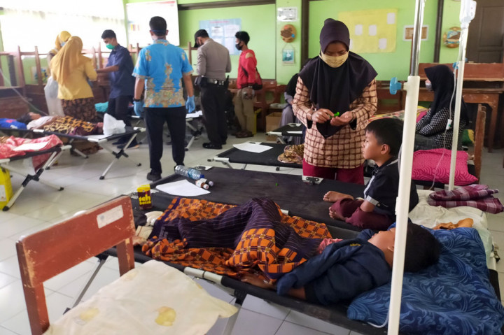 Keracunan massal terjadi seusai warga menyantap nasi kuning hingga snack dalam acara ulang tahun anak salah satu warga pada Rabu, 7 Oktober 2020 malam.