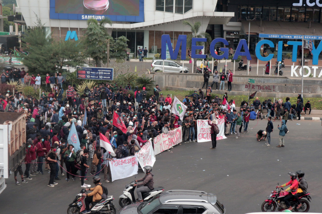 Omnibus Law Undang-Undang Cipta Kerja (Ciptaker) dinilai bakal melahirkan komersialisasi pendidikan. Sehingga, anak bangsa pada generasi selanjutnya yang kehidupan ekonominya kurang beruntung akan kesulitan mendapatkan akses ke pendidikan tinggi.
