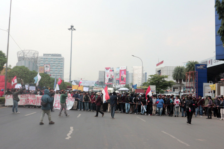 Ratusan mahasiswa dan pelajar menutup akses jalan di Kota Bekasi, Kamis 8 Oktober 2020. 