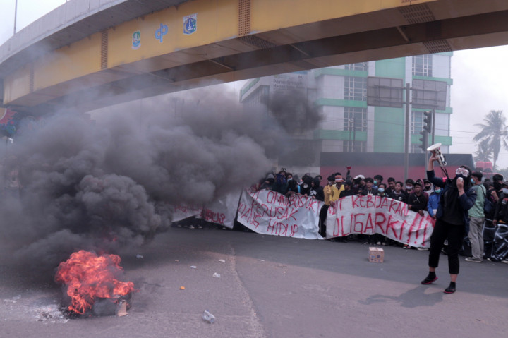 Koordinator Aksi Mahasiswa dan Pelajar di Kota Bekasi, Riki Sandi mengatakan, pihaknya menolak Omnibus Law UU Ciptaker secara keseluruhan. Karena klaster dalam Omnibus Law bakal berdampak pada kehidupan generasi selanjutnya. 
