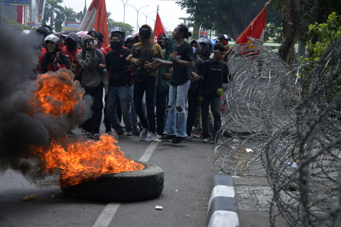 Potret Demo Tolak Omnibus Law di Makassar  Medcom id
