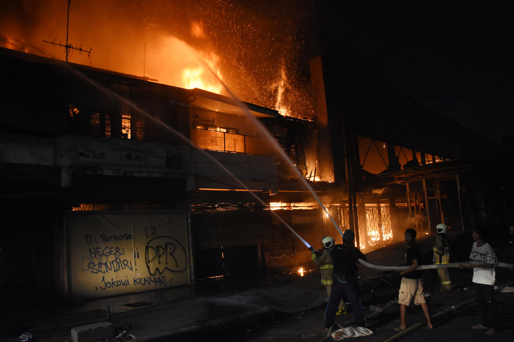 Api baru bisa dipadamkan sekitar pukul 02.00 dini hari WIB setelah petugas pengerahkan puluhan petugas didukung 30 mobil pemadam kebakaran.