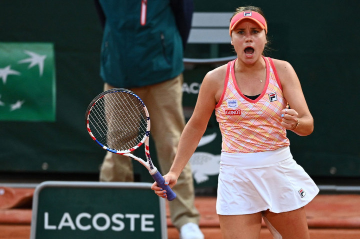 Petenis Amerika Serikat Sofia Kenin melakukan selebrasi usai memastikan diri melaju ke final French Open setelah mengalahkan Petra Kvitova dari Ceko 6-4, 7-5 di semifinal, Kamis, 8 Oktober 2020 waktu Paris.