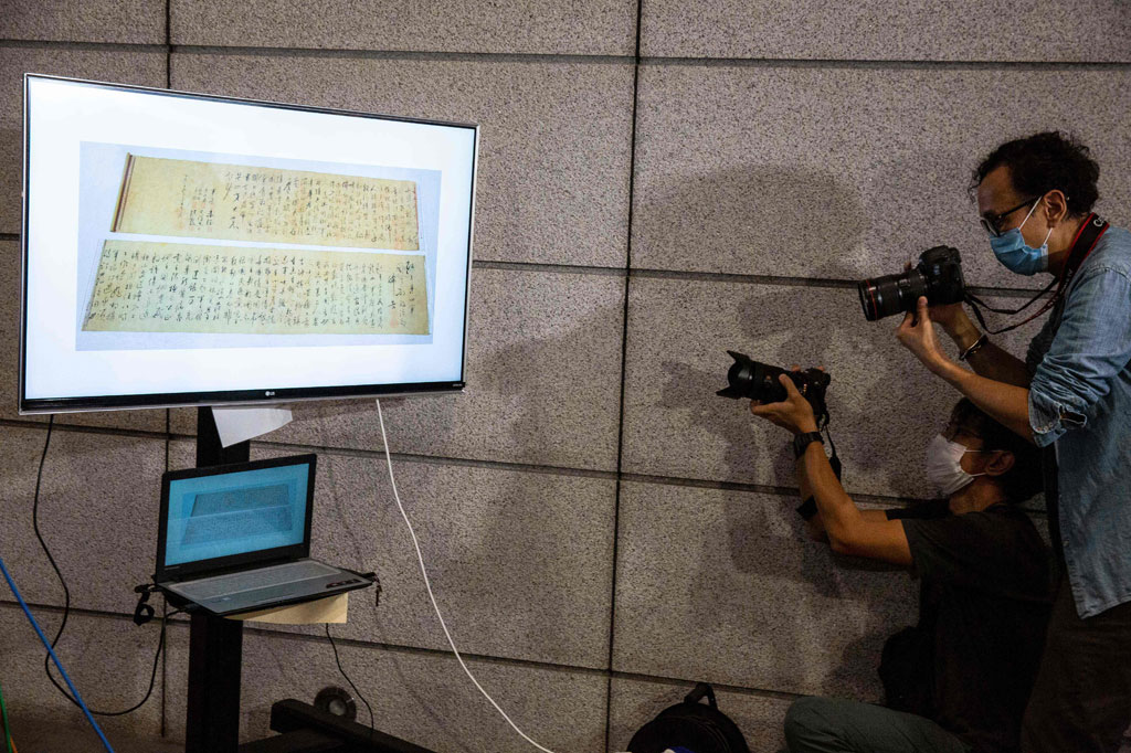 Sebuah gulungan kaligrafi karya Mao Zedong, tokoh pendiri Republik Rakyat China, yang diperkirakan bernilai puluhan miliar rupiah telah ditemukan di Hong Kong. 