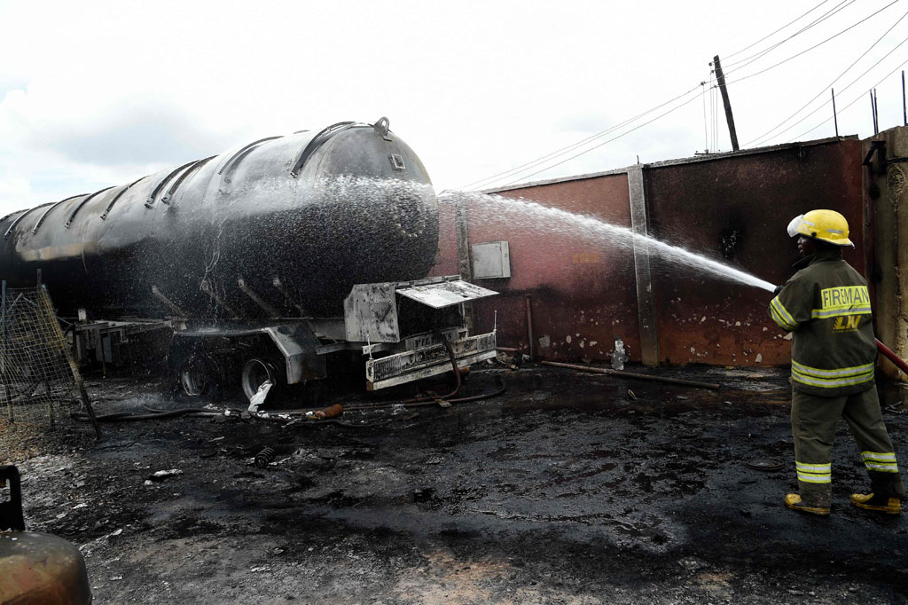 Petugas pemadam kebakaran melakukan pendingian di dekat truk gas yang meledak dan terbakar di distrik Baruwa-Ipaja di Lagos, pada Kamis, 8 Oktober 2020.