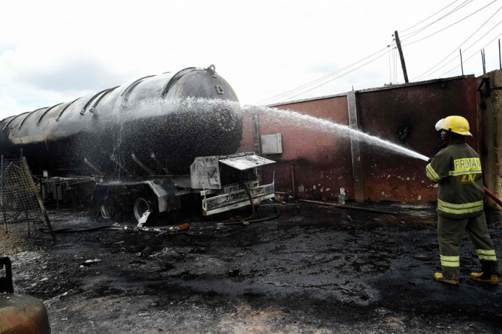 Petugas pemadam kebakaran melakukan pendingian di dekat truk gas yang meledak dan terbakar di distrik Baruwa-Ipaja di Lagos, pada Kamis, 8 Oktober 2020.