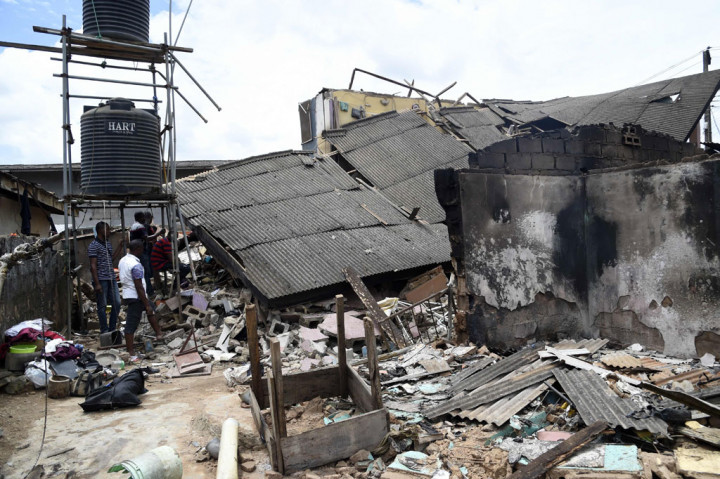 Sebuah truk bermuatan gas meledak dan terbakar di di ibu kota komersial Nigeria, Lagos, Kamis, 8 Oktober 2020 waktu setempat. Peristiwa tersebut mengakibatkan lima orang tewas dan delapan lainnya terluka parah serta menghancurkan puluhan rumah dan toko.