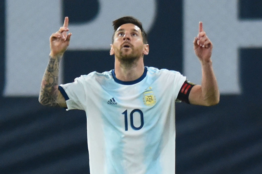 Lionel Messi membawa Argentina meraih kemenangan 1-0 atas Ekuador pada pertandingan pembuka kualifikasi Piala Dunia 2022 di Buenos Aires, Jumat, 9 Oktober 2020 WIB. Gol tersebut dicetak La Pulga lewat eksekusi penalti.