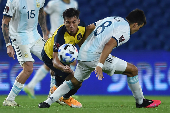 Sementara itu serangan-serangan tim tamu dapat dipatahkan barisan pertahanan tuan rumah. Keunggulan 1-0 Argentina bertahan hingga laga usai.