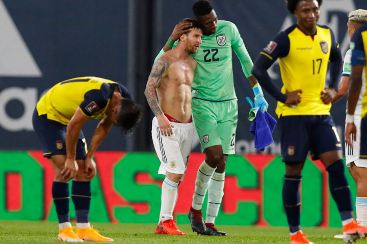 Messi mendapat ucapan selamat dari kiper Ekuador Alexander Dominguez.