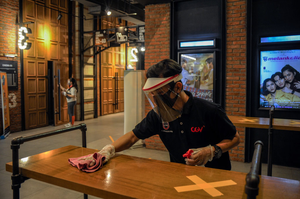 Kepala Dinas Kebudayaan dan Pariwisata (Disbudpad) Kota Bandung, Dewi Kenny Kaniasari mengatakan izin bioskop itu dikeluarkan berhubung angka reproduksi covid-19 Kota Bandung menurun meski zona merah.