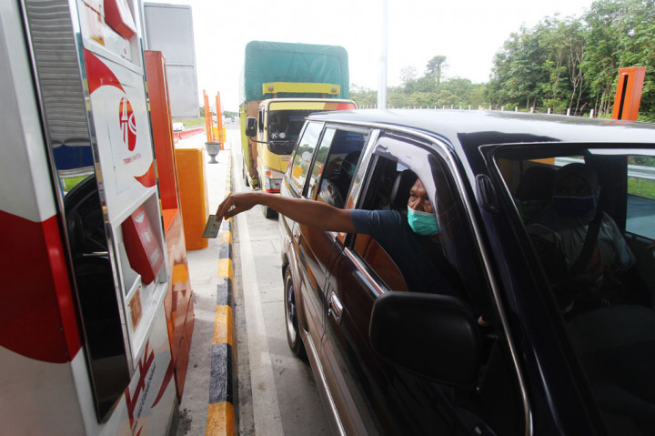 Sejumlah kendaraan melintas di pintu Tol Dumai di Dumai, Riau, Jumat, 9 Oktober 2020.