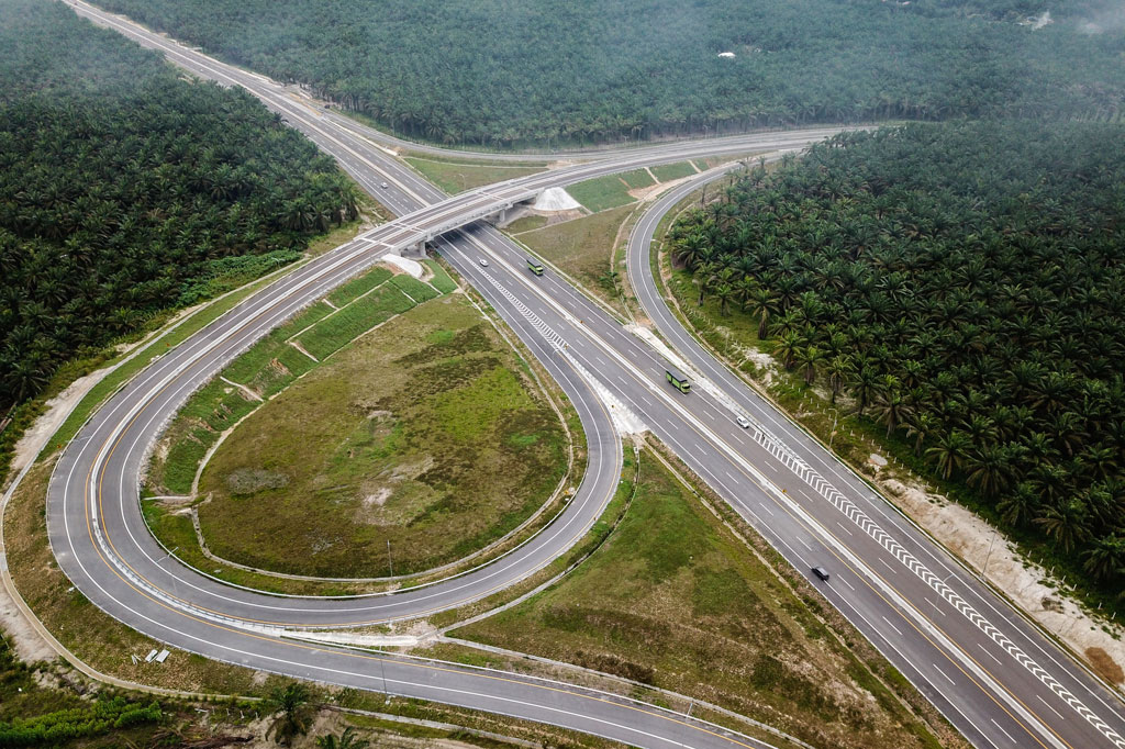 Sementara jumlah kendaraan yang masuk dan keluar lewat pintu tol itu selama hampir dua pekan sudah mencapai 57.274 lebih.