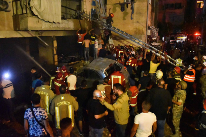 Sebuah stasiun televisi Beirut mengatakan lebih dari 30 orang terluka dalam kebakaran itu, dengan sumber medis menambahkan bahwa tiga anak dirawat di rumah sakit akibat luka bakar.