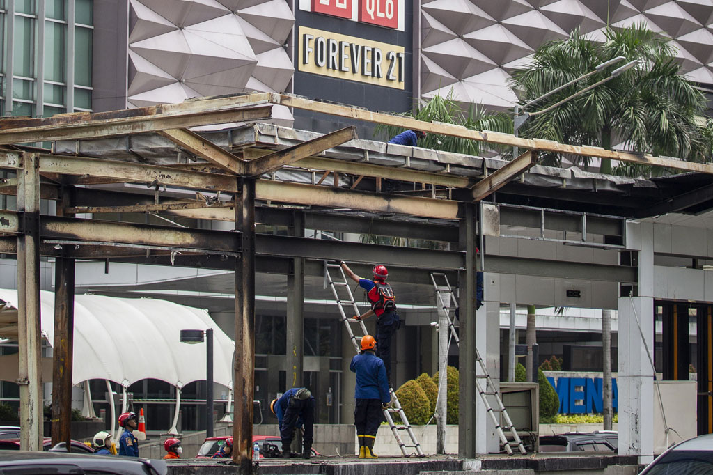 Sejumlah petugas membersihkan puing Halte TransJakarta Tosari yang rusak imbas unjuk rasa menolak pengesahan Undang-Undang Cipta Kerja di Jalan M.H. Thamrin, Jakarta, Sabtu, 10 Oktober 2020.