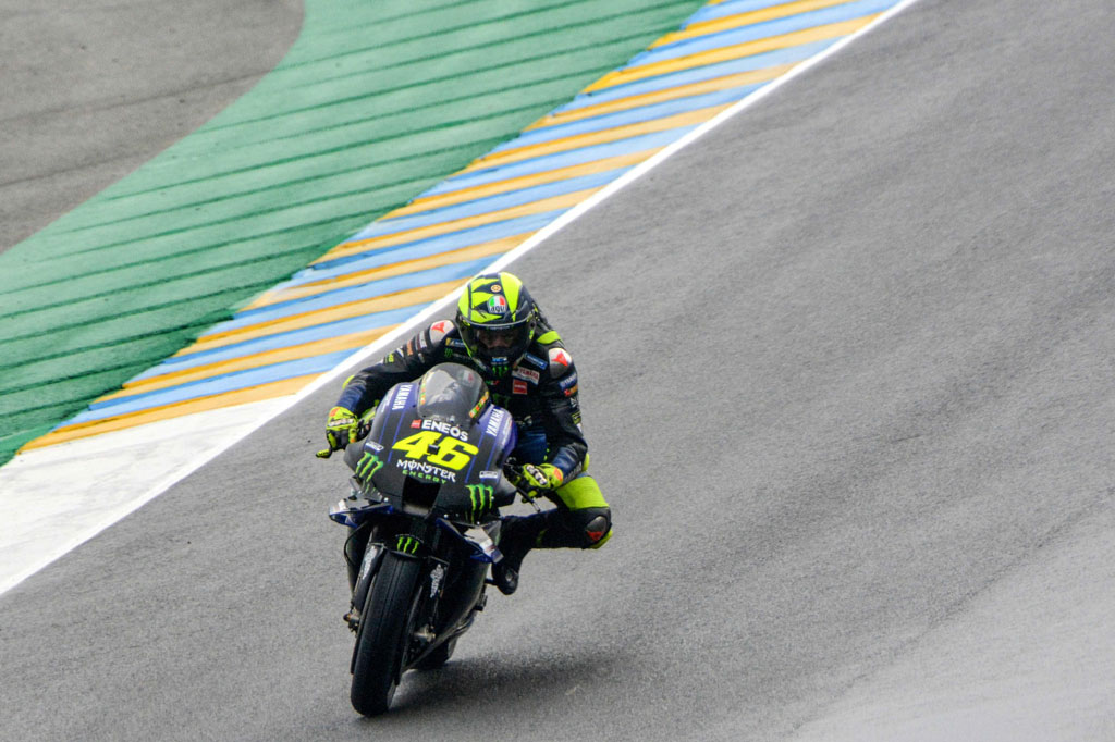 Sementara itu, Valentino Rossi yang mencoba untuk mencuri pole di akhir sesi hanya mampu finis P10 untuk Yamaha setelah terpaut 0,574 detik dari waktu Quartararo.