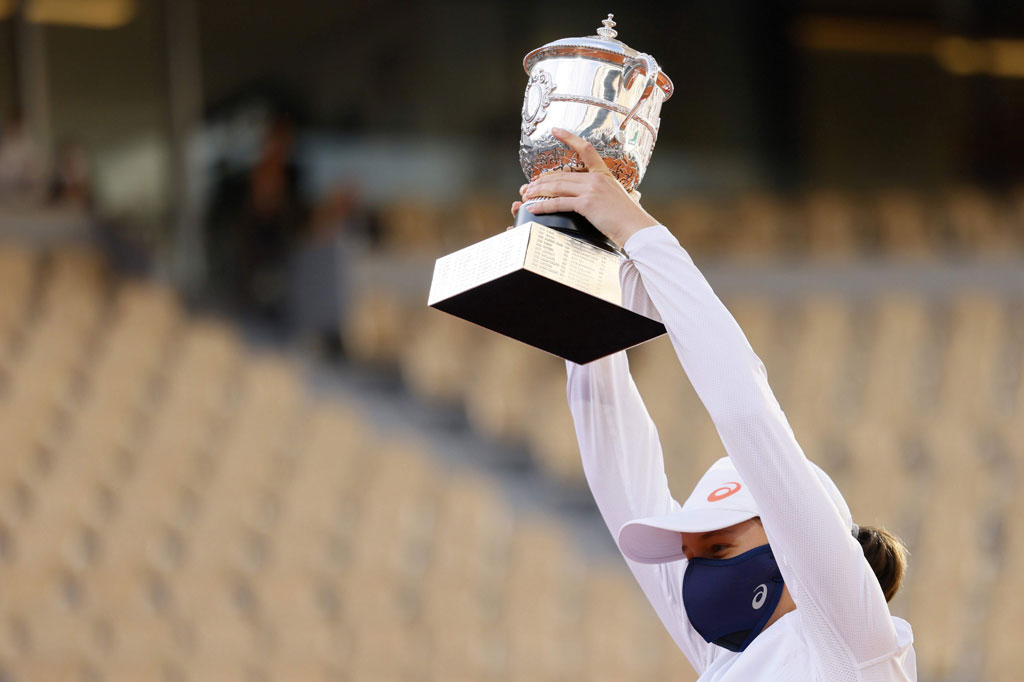 Petenis remaja Polandia Iga Swiatek meluapkan kegembiraannya usai berhasil memenangi gelar tunggal putri Grand Slam French Open, Sabtu, 10 Oktober 2020 malam.