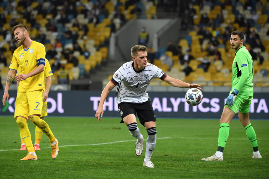 Die Mannschaft unggul dua gol lebih dahulu melalui Matthias Ginter dan Leon Goretzka. 
